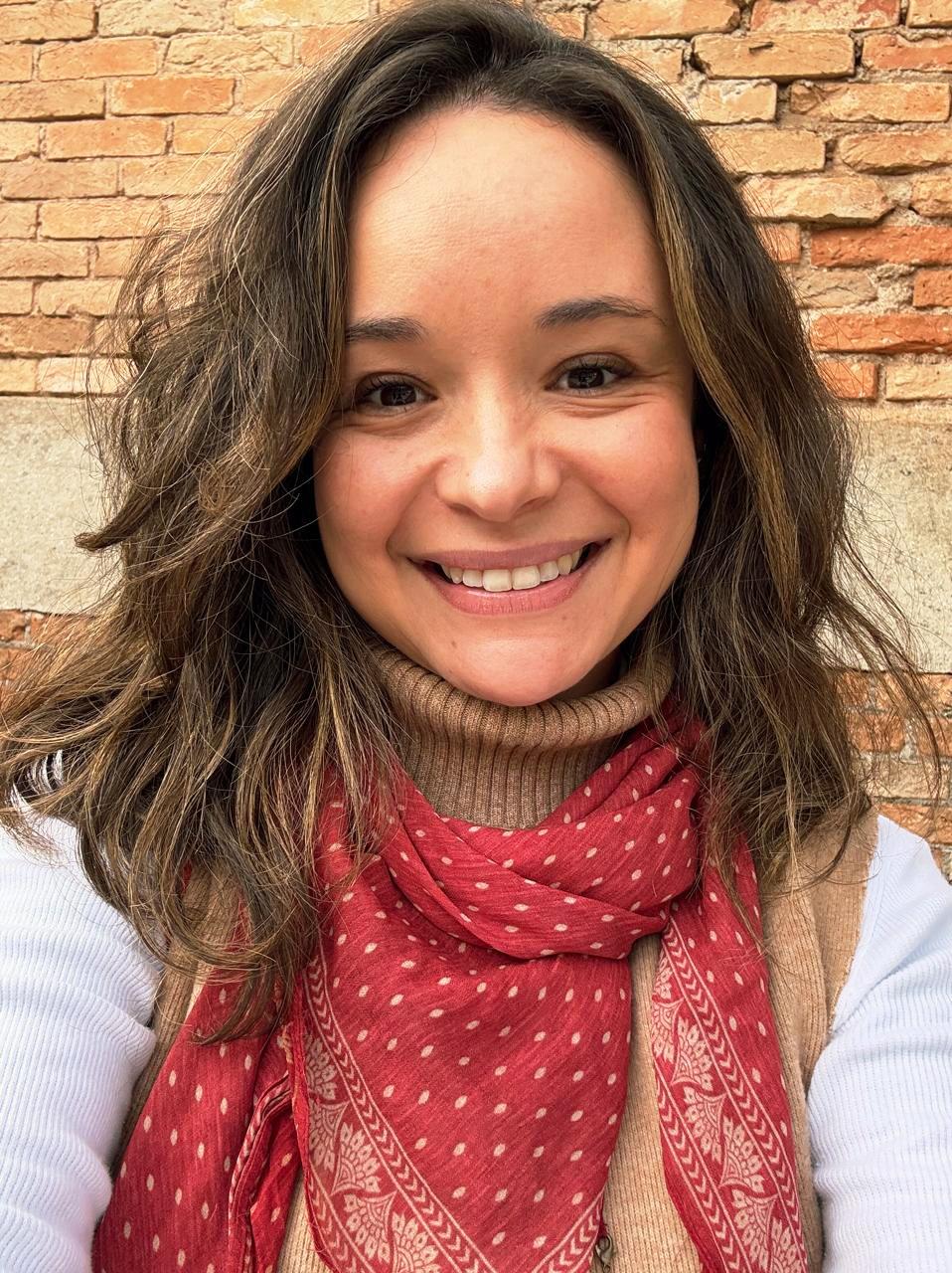 Retrato de Camila Pahl, sorrindo.